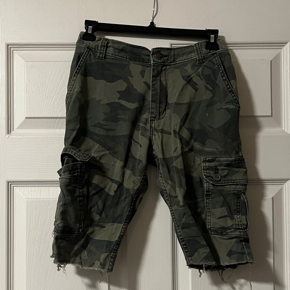 Women's Camouflage Cargo Shorts - Picture 1 of 6